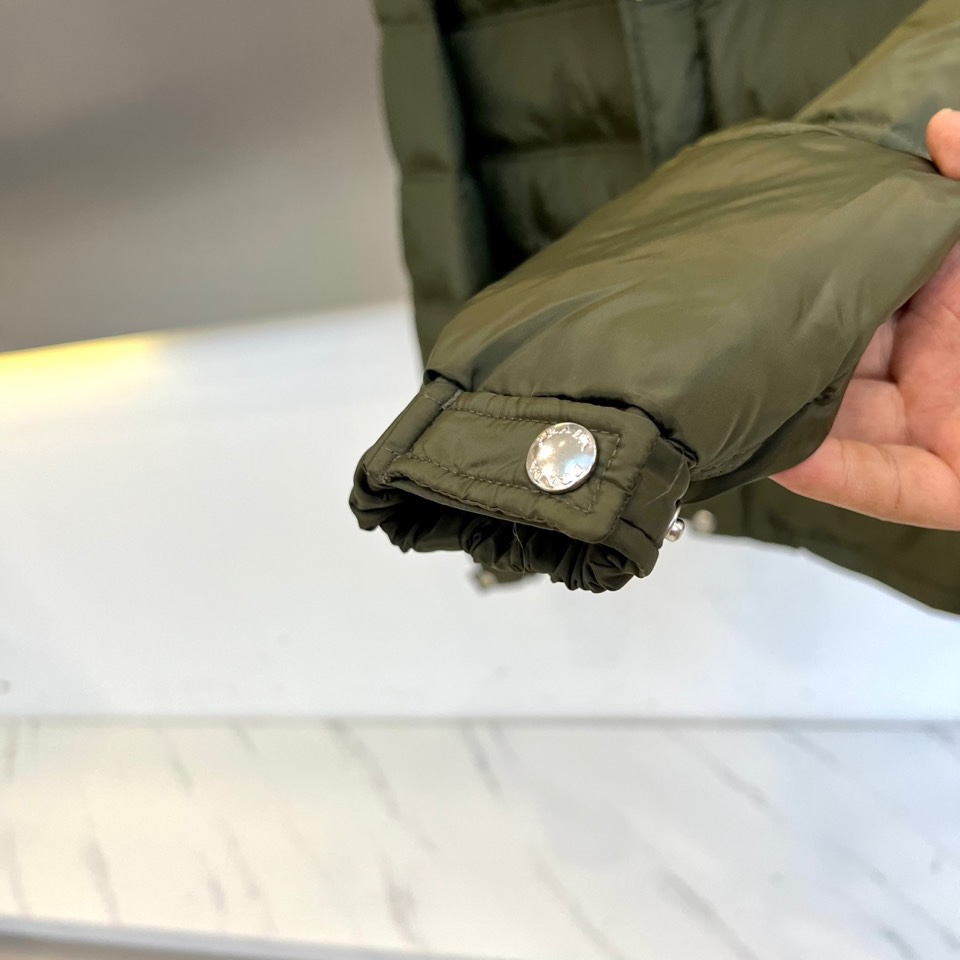 PRAD普拉（白鹅绒）、2025秋冬新作羽绒服，以标志性三角徽标续写意式奢华传奇。本系列推出深邃黑、军旅