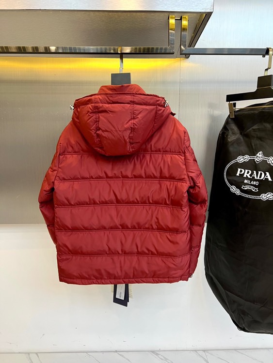 PRAD普拉（白鹅绒）、2025秋冬新作羽绒服，以标志性三角徽标续写意式奢华传奇。本系列推出深邃黑、军旅