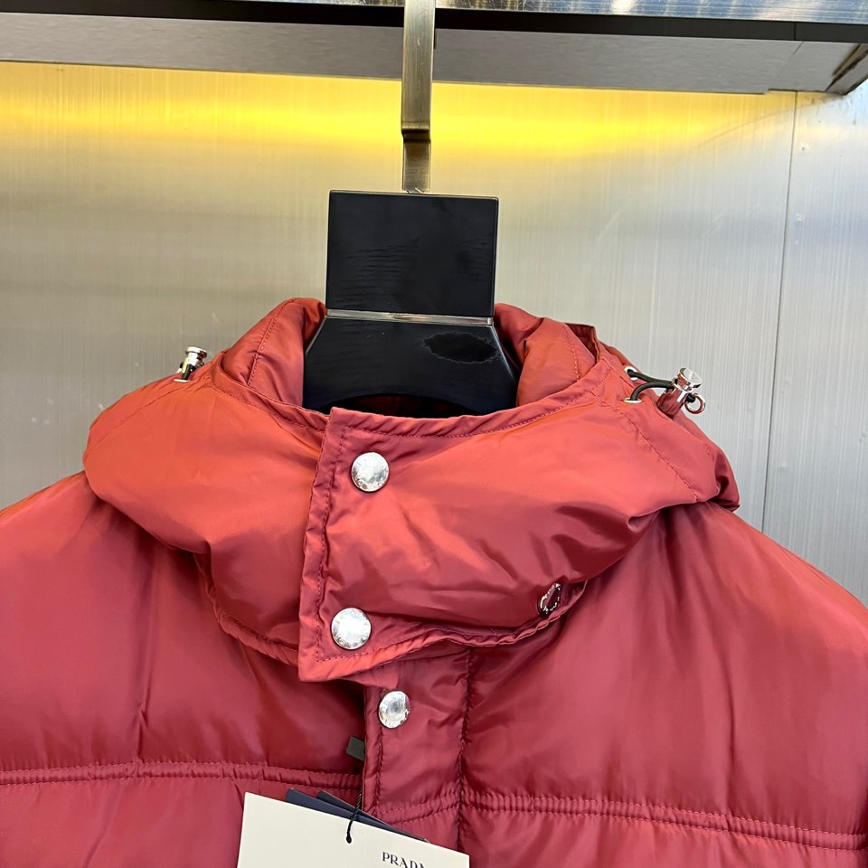 PRAD普拉（白鹅绒）、2025秋冬新作羽绒服，以标志性三角徽标续写意式奢华传奇。本系列推出深邃黑、军旅