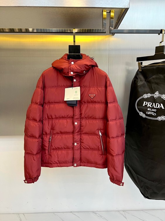 NO:681017,PRAD (white goose down), new down jackets for autumn and winter, continue to write the legend of Italian luxury with the iconic triangle logo. This series is launched in four colors: deep black, military green, sapphire blue and classic red to meet different style needs. The single product adopts a three-dimensional box outline.  The geometric relief texture is created through precise horizontal quilting technology. The hooded design is equipped with adjustable fasteners. Four stainless steel buttons on the front run through the body like stars. The triangular enamel logo on the left chest is polished in 24 steps and forms a visual balance with the hidden diagonal pockets.  It innovatively uses recycled polyester fiber fabric, filled with 90 certified white goose down, and the lining is specially blended with 91 virgin wool + 6 nylon + 3 elastic fibers to form a windproof-warmth-breathable triple protection system. EU-certified environmentally friendly materials and LWG gold-certified production lines demonstrate the brand's commitment to sustainable development. Can be paired with leather gloves  It can be worn as a set to create a snow resort look, or it can be layered with a suit for a modern urban look. From Milan Fashion Week to Alpine ski resorts, this down jacket, which combines traditional craftsmanship with innovative technology, has become a temperature statement for the modern elite wardrobe. S-XXL (model weighs 173,143 pounds, upper body size M),, prada, prada, down  jacket,business suit,gloves,hats,19860909PRAD普拉（白鹅绒）、秋冬新作羽绒服,以标志性三角徽标续写意式奢华传奇.本系列推出深邃黑、军旅绿、宝石蓝与经典红四款色调,满足不同风格需求.单品采用立体箱型轮廓,通过精密横向绗缝工艺构筑几何浮雕质感,连帽设计搭配可调节扣件,前襟四颗不锈钢纽扣如星辰般贯穿衣身.左胸三角形珐琅徽标以24道工序打磨,与隐藏式斜插口袋构成视觉平衡. 创新采用再生聚酯纤维面料,内填充90认证白鹅绒,里布特别混纺91初剪羊毛+6锦纶+3弹性纤维,形成防风-保暖-透气的三重防护系统.欧盟认证的环保材质与LWG金牌认证的生产线,彰显品牌可持续发展承诺.可搭配皮革手套打造雪场造型,亦可叠穿西装演绎都市摩登.从米兰时装周到阿尔卑斯雪场,这件融汇传统工艺与创新科技的羽绒服,成为现代精英衣橱的温度宣言.S-XXL（模特173,143斤上身M码）,,prada,prada,down jacket,business suit,gloves,hats,,Men's clothing