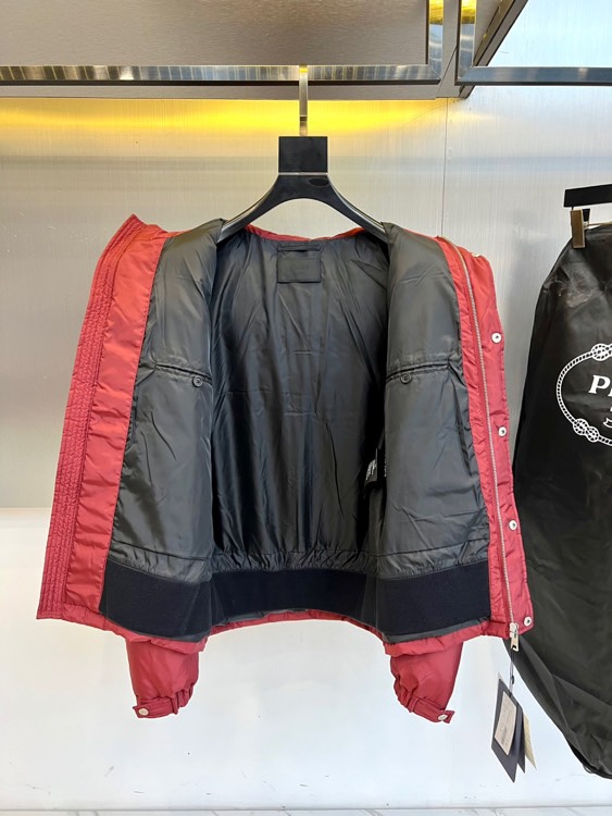 PRAD普拉（白鹅绒）、2025秋冬新作羽绒服，以标志性三角徽标续写意式奢华传奇。本系列推出深邃黑、军旅