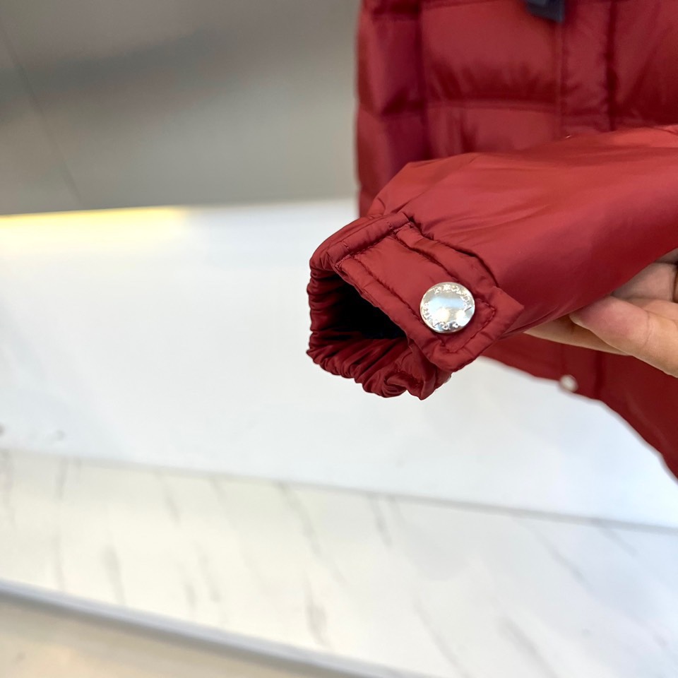 PRAD普拉（白鹅绒）、2025秋冬新作羽绒服，以标志性三角徽标续写意式奢华传奇。本系列推出深邃黑、军旅