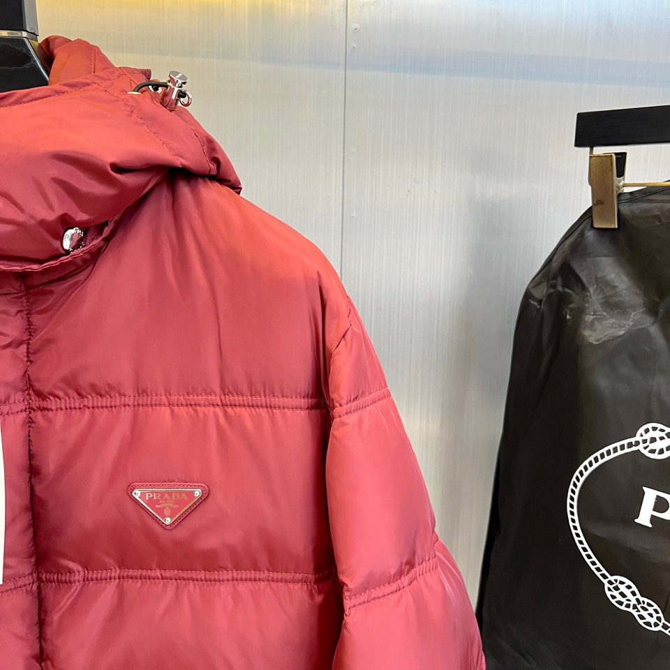 PRAD普拉（白鹅绒）、2025秋冬新作羽绒服，以标志性三角徽标续写意式奢华传奇。本系列推出深邃黑、军旅