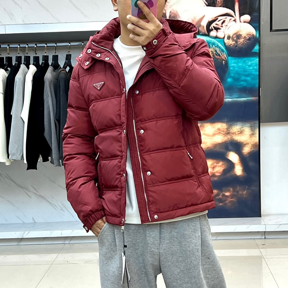 PRAD普拉（白鹅绒）、2025秋冬新作羽绒服，以标志性三角徽标续写意式奢华传奇。本系列推出深邃黑、军旅