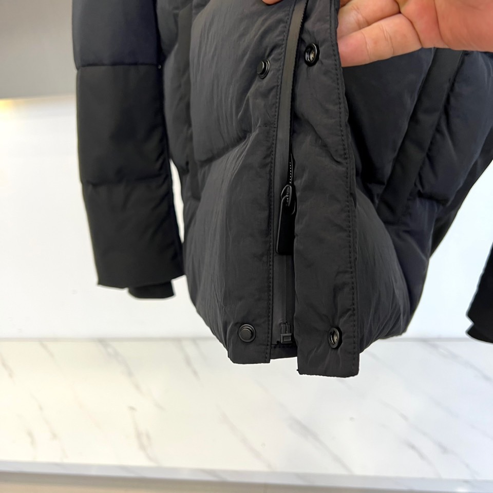 Bur巴宝莉、2025秋冬新品 BBR渐变色彩羽绒服，这款羽绒服采用创新渐变色彩设计，从领口的深卡其色自