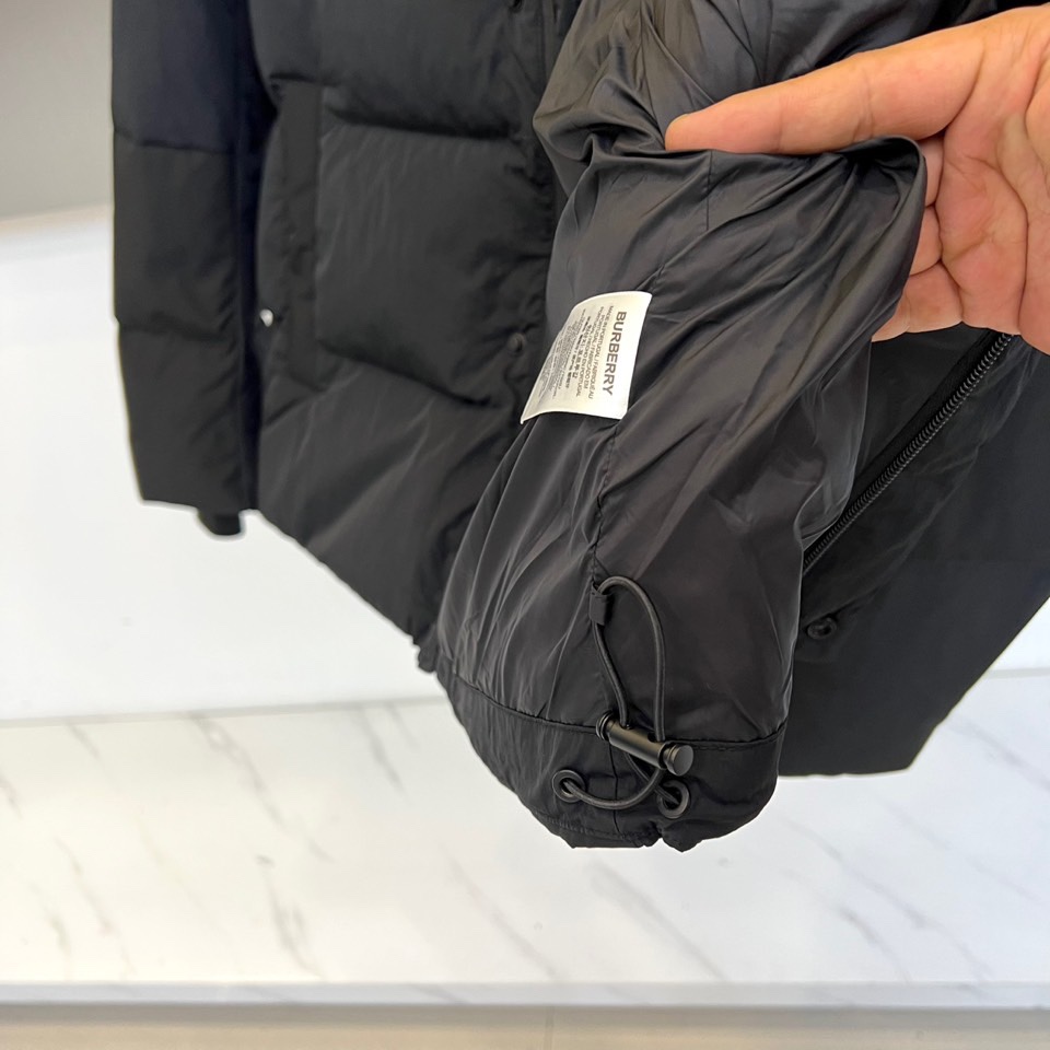 Bur巴宝莉、2025秋冬新品 BBR渐变色彩羽绒服，这款羽绒服采用创新渐变色彩设计，从领口的深卡其色自