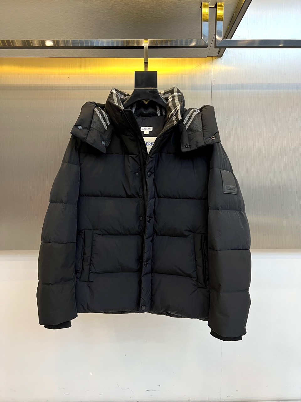 Bur巴宝莉、2025秋冬新品 BBR渐变色彩羽绒服，这款羽绒服采用创新渐变色彩设计，从领口的深卡其色自