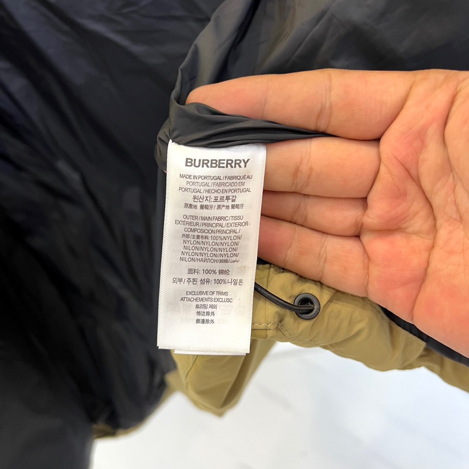 Bur巴宝莉、2025秋冬新品 BBR渐变色彩羽绒服，这款羽绒服采用创新渐变色彩设计，从领口的深卡其色自