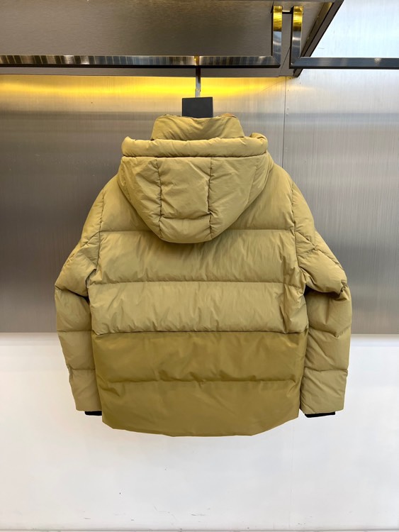 Bur巴宝莉、2025秋冬新品 BBR渐变色彩羽绒服，这款羽绒服采用创新渐变色彩设计，从领口的深卡其色自