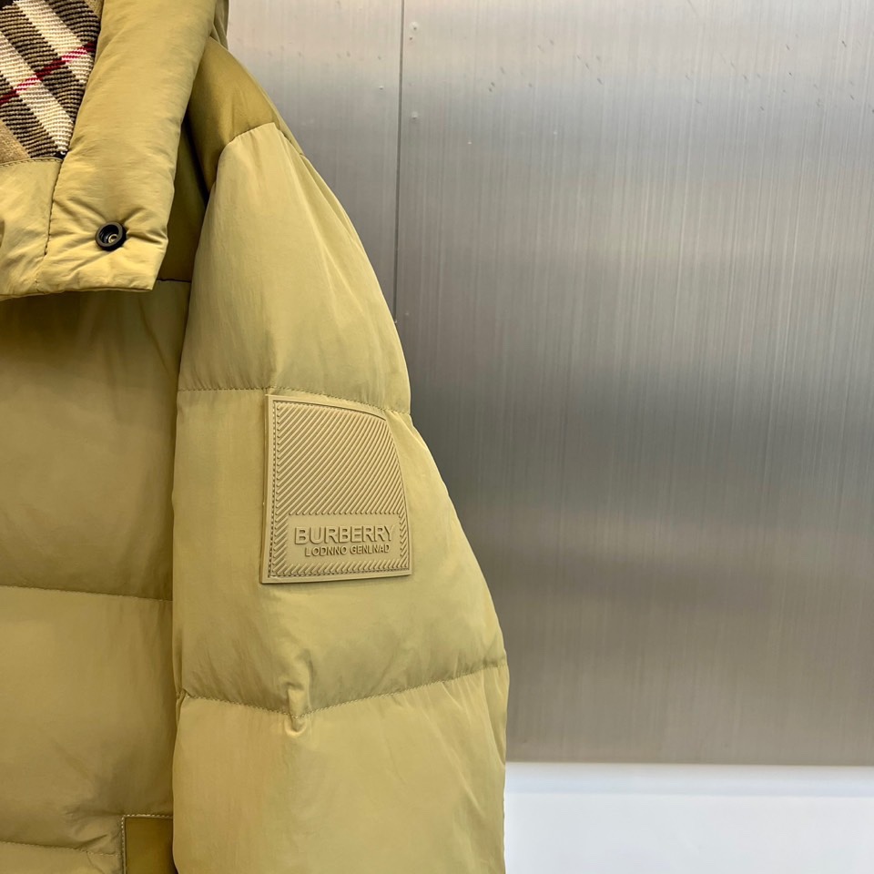 Bur巴宝莉、2025秋冬新品 BBR渐变色彩羽绒服，这款羽绒服采用创新渐变色彩设计，从领口的深卡其色自