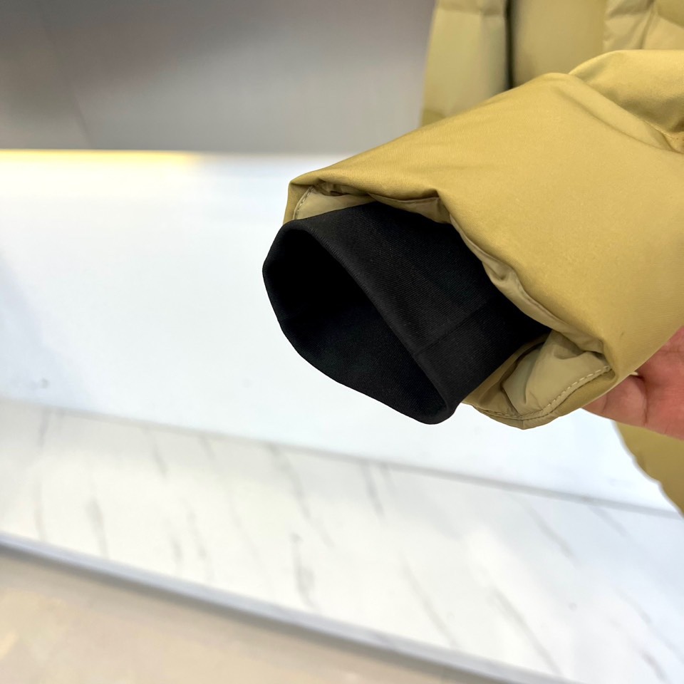 Bur巴宝莉、2025秋冬新品 BBR渐变色彩羽绒服，这款羽绒服采用创新渐变色彩设计，从领口的深卡其色自