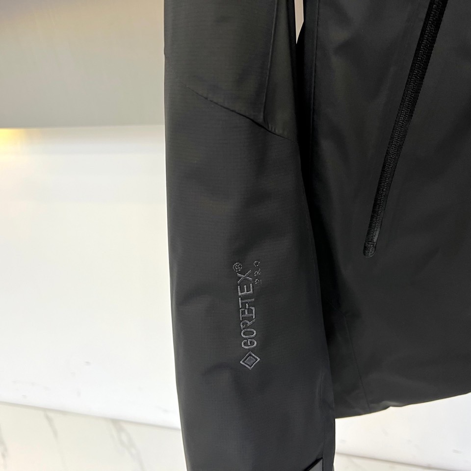 Arcteryx 始祖鸟、2025秋冬新款羽绒服，以纯黑配色诠释专业户外美学。这款连帽羽绒服采用100%