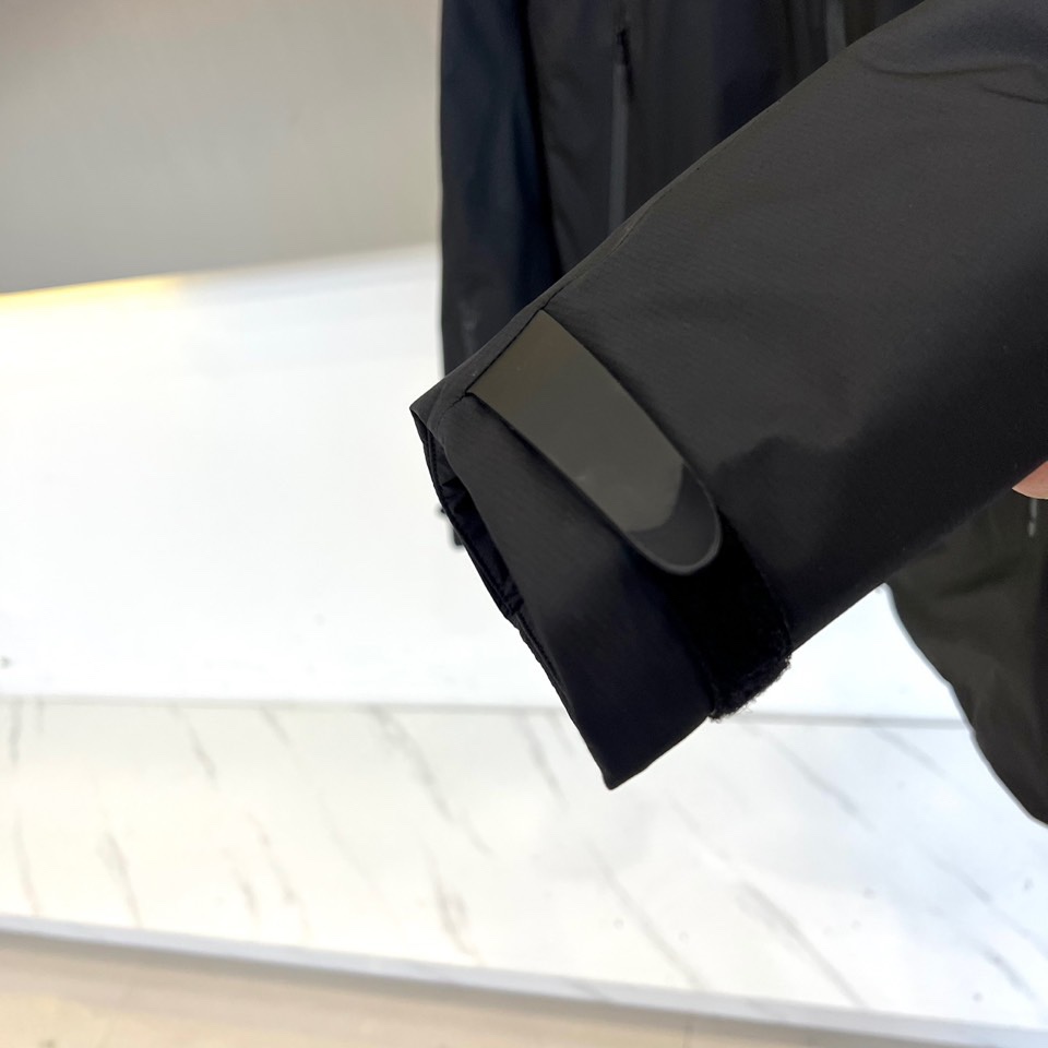 Arcteryx 始祖鸟、2025秋冬新款羽绒服，以纯黑配色诠释专业户外美学。这款连帽羽绒服采用100%
