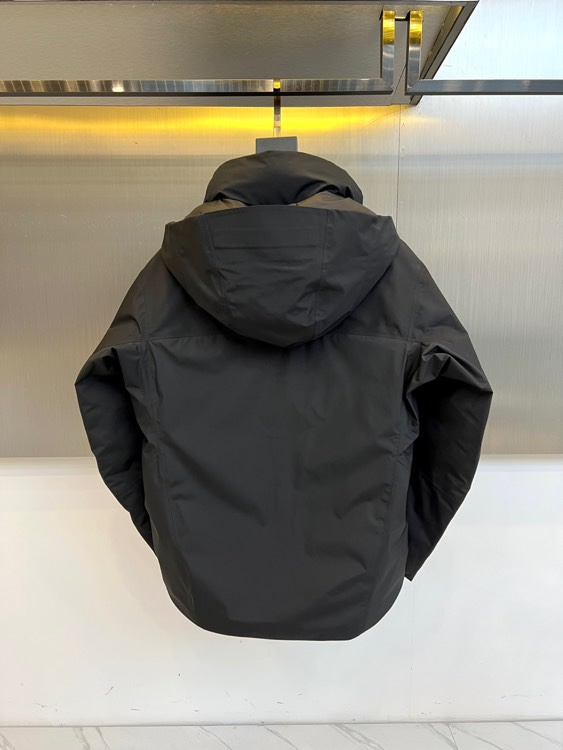 Arcteryx 始祖鸟、2025秋冬新款羽绒服，以纯黑配色诠释专业户外美学。这款连帽羽绒服采用100%