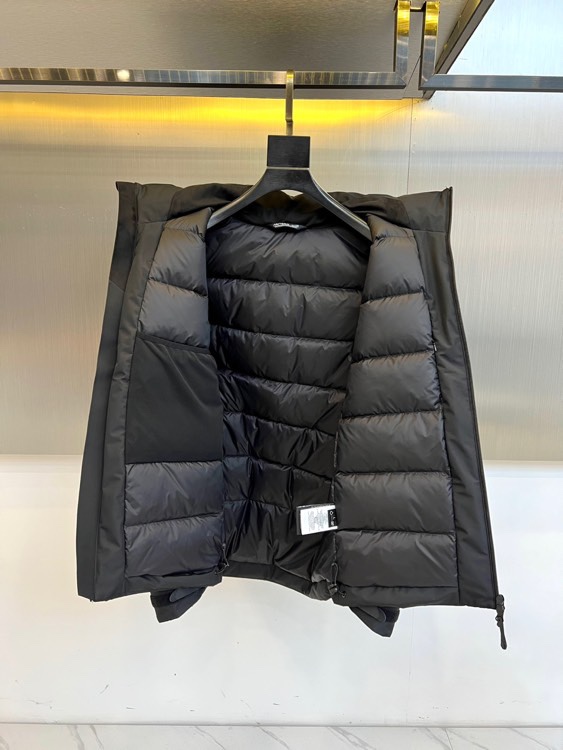 Arcteryx 始祖鸟、2025秋冬新款羽绒服，以纯黑配色诠释专业户外美学。这款连帽羽绒服采用100%