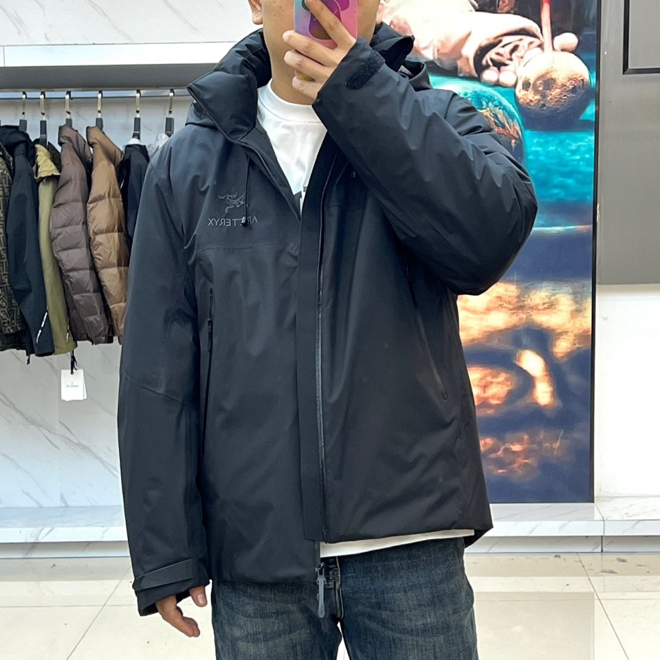 Arcteryx 始祖鸟、2025秋冬新款羽绒服，以纯黑配色诠释专业户外美学。这款连帽羽绒服采用100%