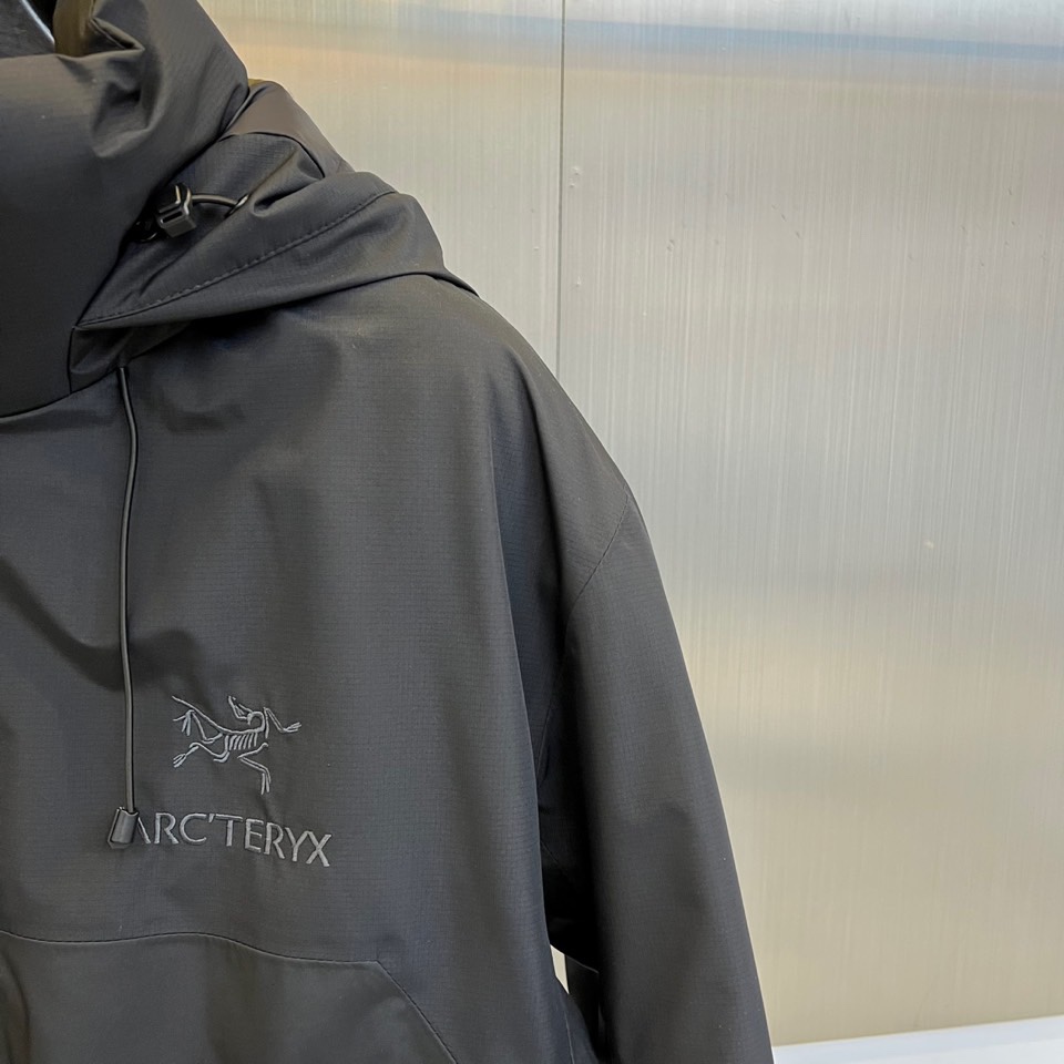 Arcteryx 始祖鸟、2025秋冬新款羽绒服，以纯黑配色诠释专业户外美学。这款连帽羽绒服采用100%