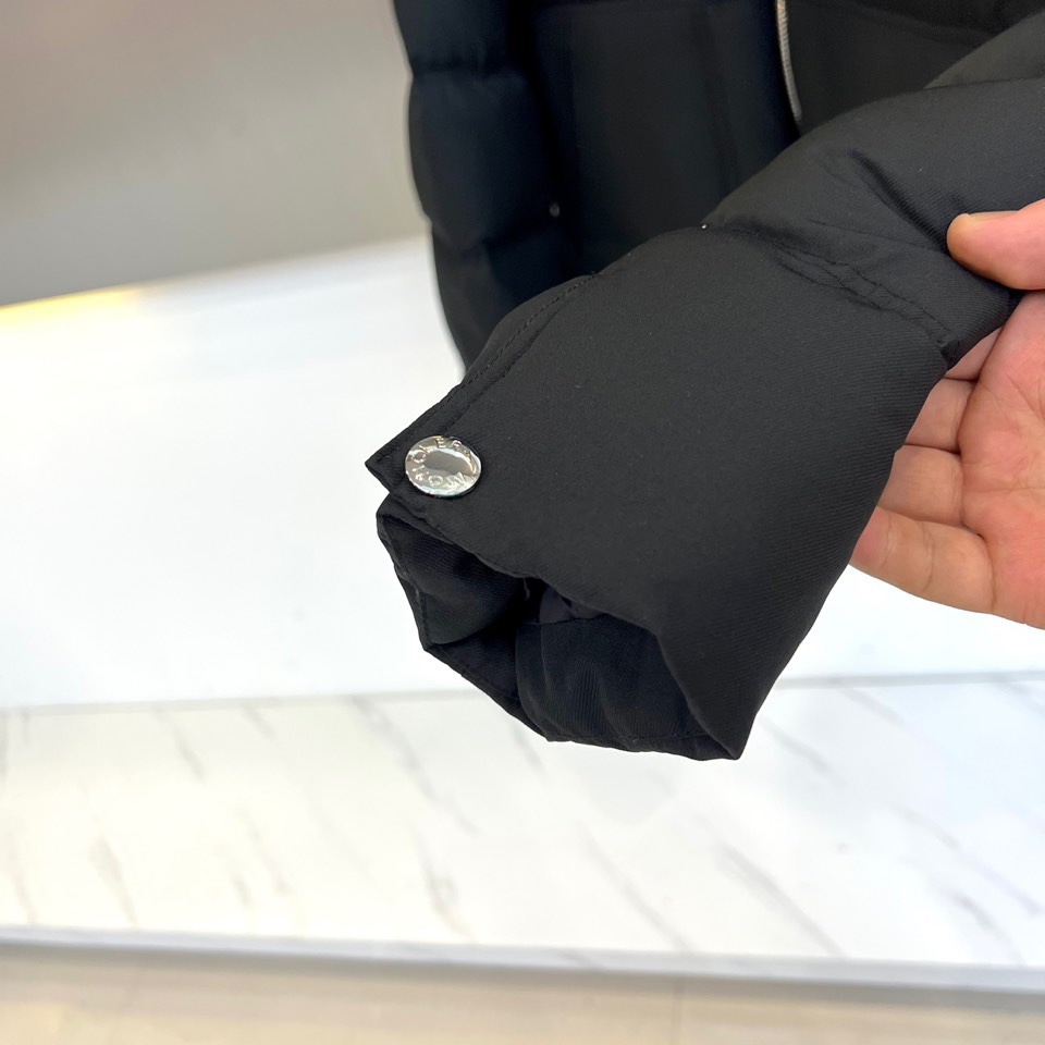 Mon蒙口（鹅绒）、2025秋冬新品，以极致简约的黑色廓形，重新定义冬日羽绒服的高级机能美学。款式采用利