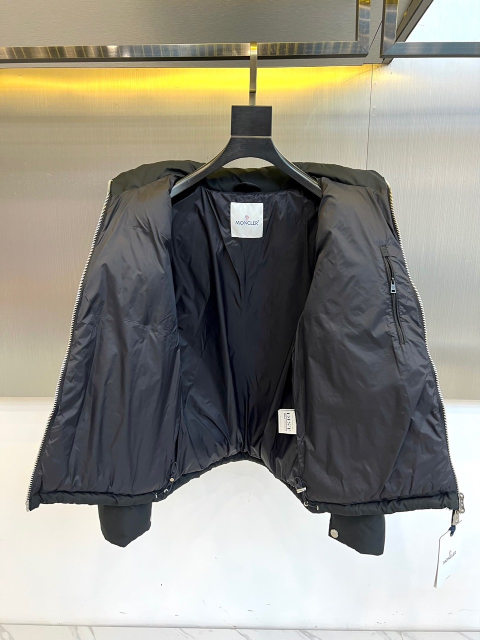 Mon蒙口（鹅绒）、2025秋冬新品，以极致简约的黑色廓形，重新定义冬日羽绒服的高级机能美学。款式采用利