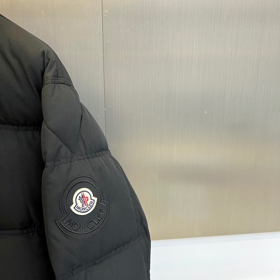 Mon蒙口（鹅绒）、2025秋冬新品，以极致简约的黑色廓形，重新定义冬日羽绒服的高级机能美学。款式采用利