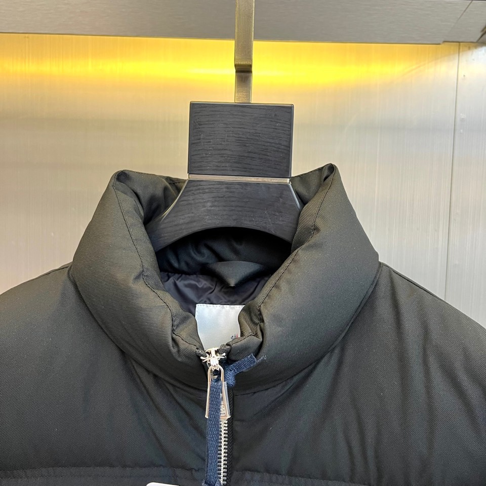 Mon蒙口（鹅绒）、2025秋冬新品，以极致简约的黑色廓形，重新定义冬日羽绒服的高级机能美学。款式采用利