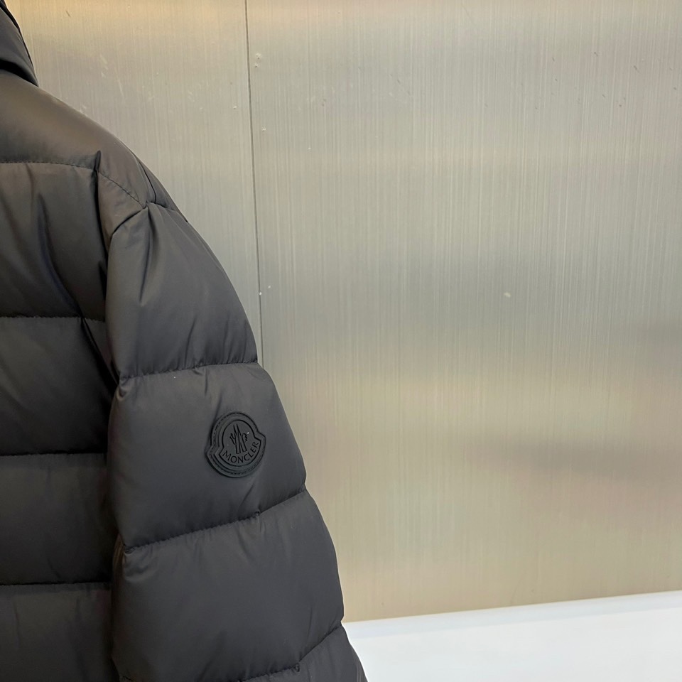 Mon蒙口、2025秋冬羽绒服，款式采用经典的连帽廓形，蓬松饱满的绗缝线条勾勒出立体的建筑感轮廓，有效锁