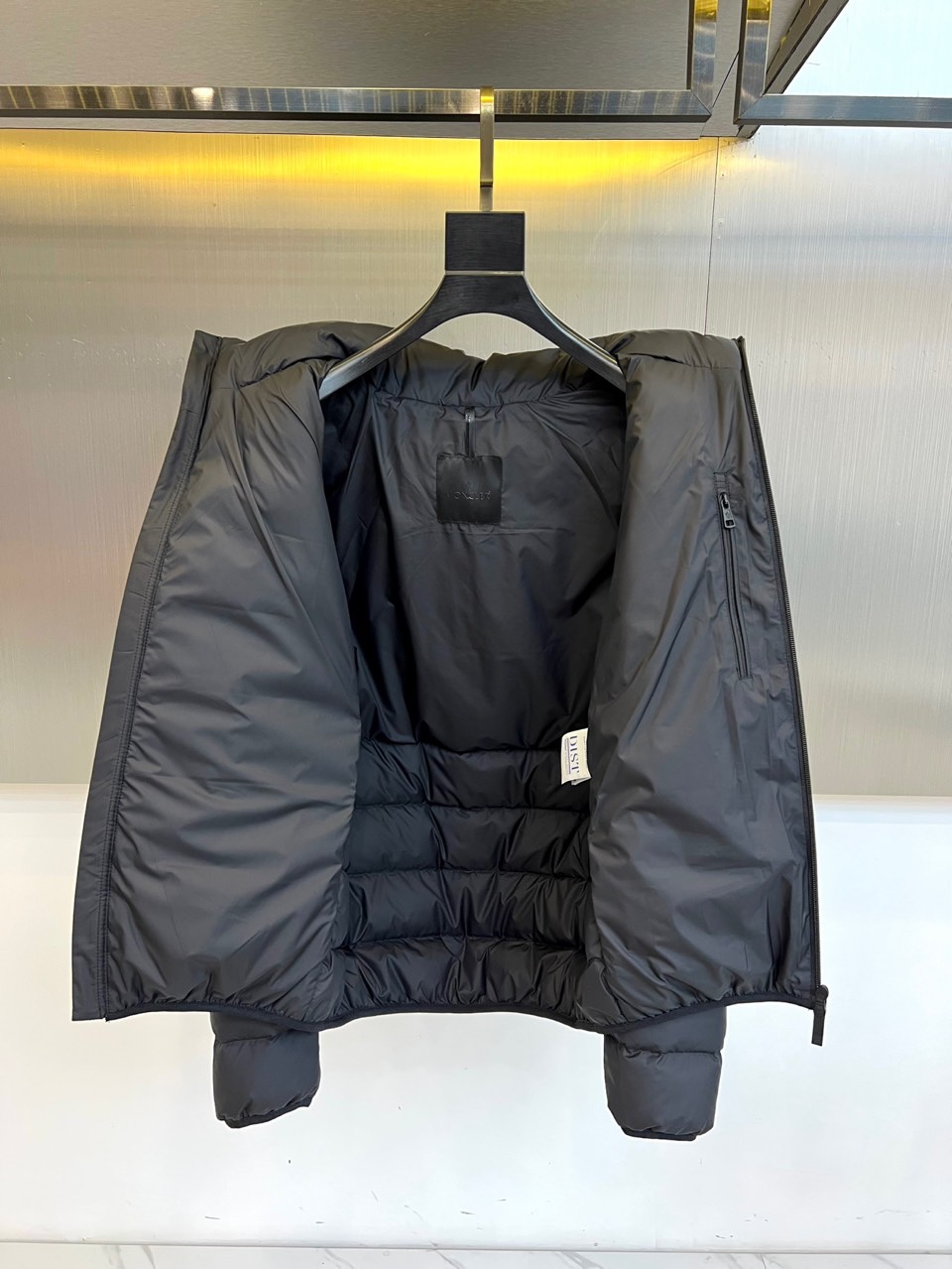 Mon蒙口、2025秋冬羽绒服，款式采用经典的连帽廓形，蓬松饱满的绗缝线条勾勒出立体的建筑感轮廓，有效锁