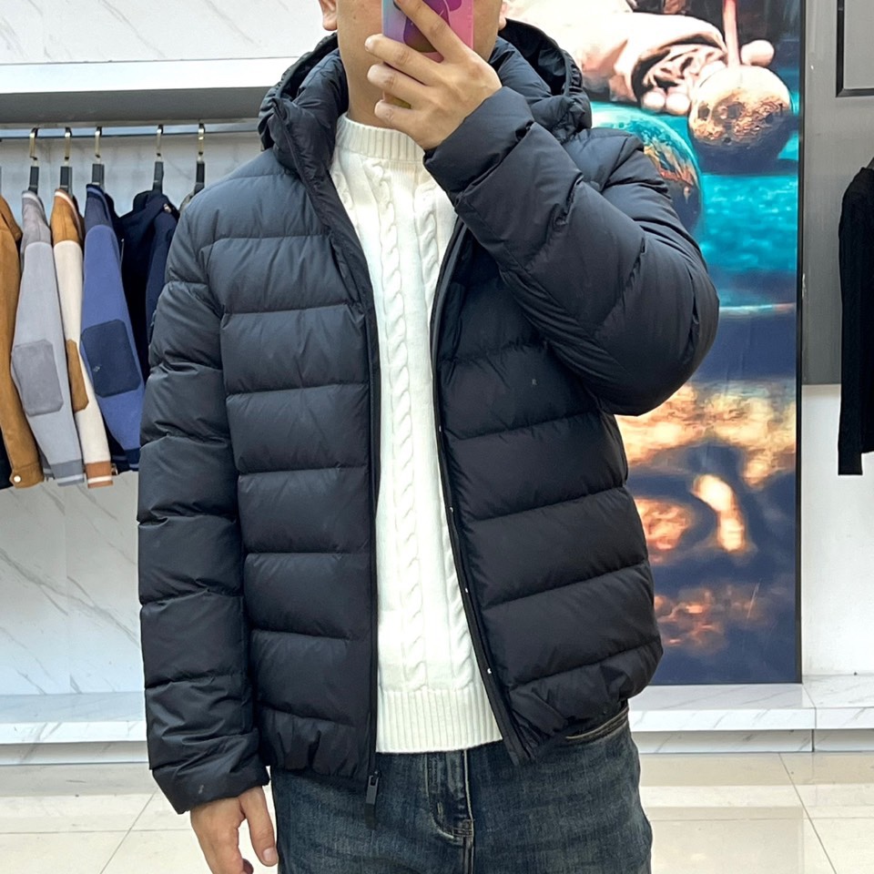 Mon蒙口、2025秋冬羽绒服，款式采用经典的连帽廓形，蓬松饱满的绗缝线条勾勒出立体的建筑感轮廓，有效锁