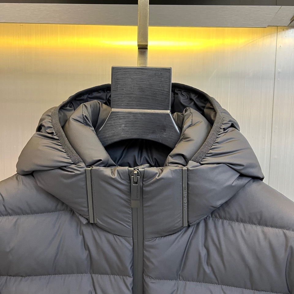 Mon蒙口、2025秋冬羽绒服，款式采用经典的连帽廓形，蓬松饱满的绗缝线条勾勒出立体的建筑感轮廓，有效锁