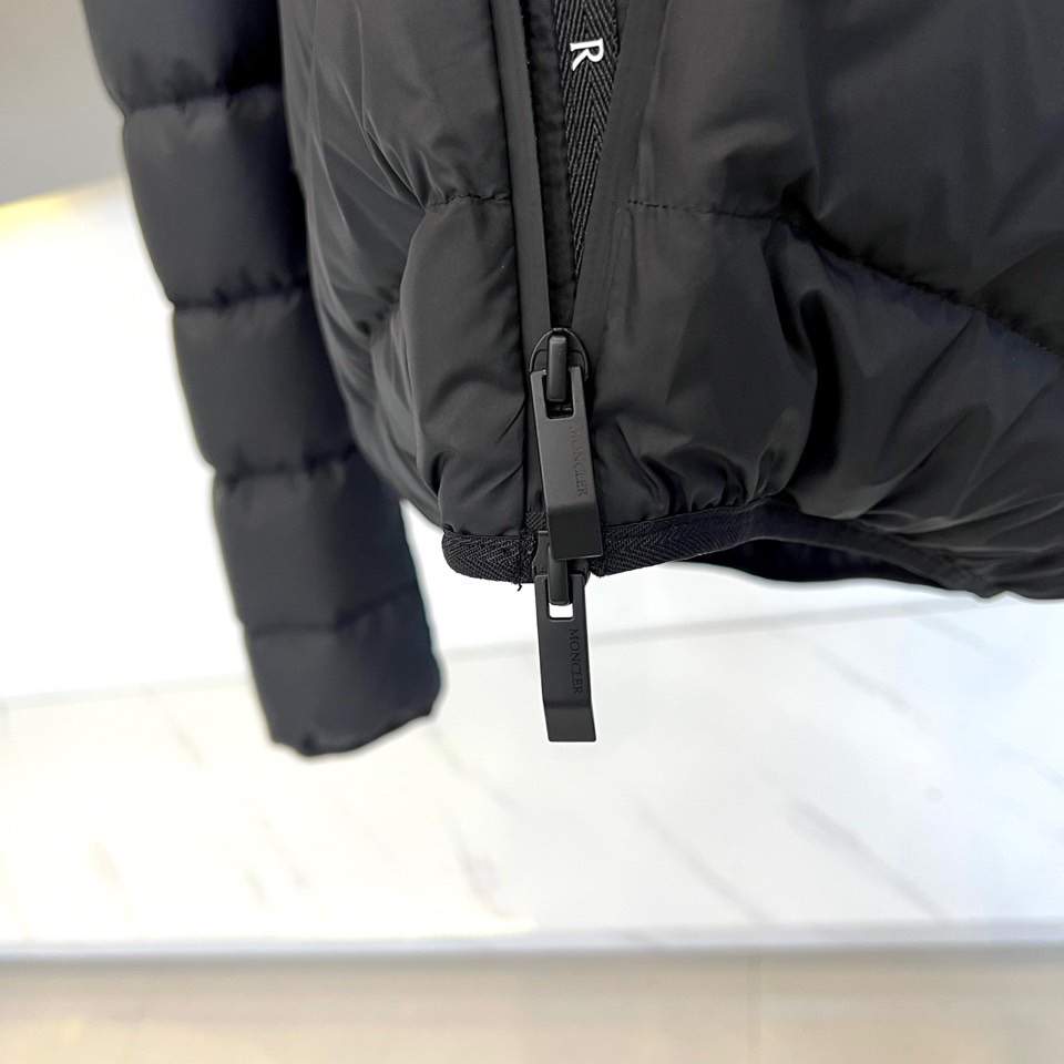 Mon蒙口、2025秋冬羽绒服，款式采用经典的连帽廓形，蓬松饱满的绗缝线条勾勒出立体的建筑感轮廓，有效锁