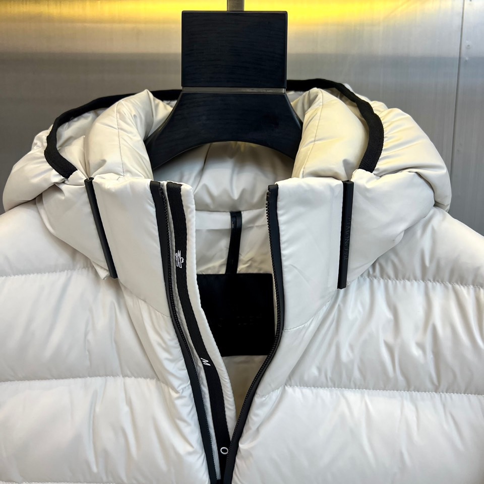 Mon蒙口、2025秋冬羽绒服，款式采用经典的连帽廓形，蓬松饱满的绗缝线条勾勒出立体的建筑感轮廓，有效锁