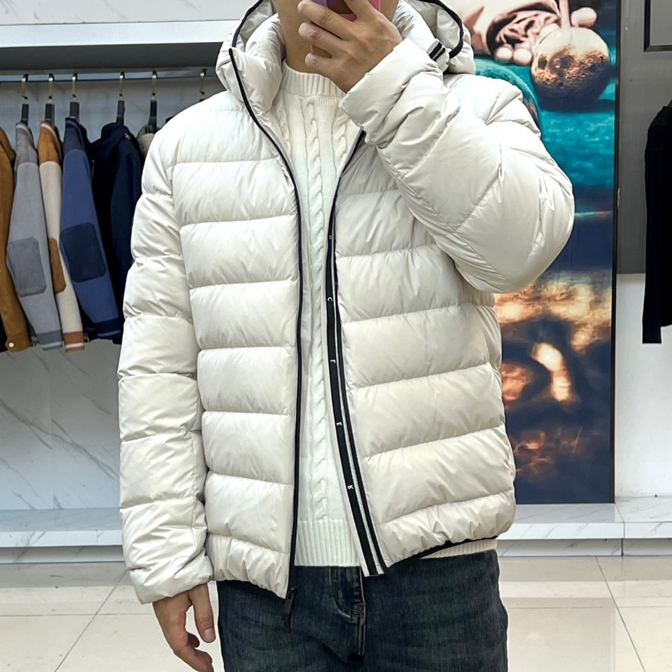 Mon蒙口、2025秋冬羽绒服，款式采用经典的连帽廓形，蓬松饱满的绗缝线条勾勒出立体的建筑感轮廓，有效锁