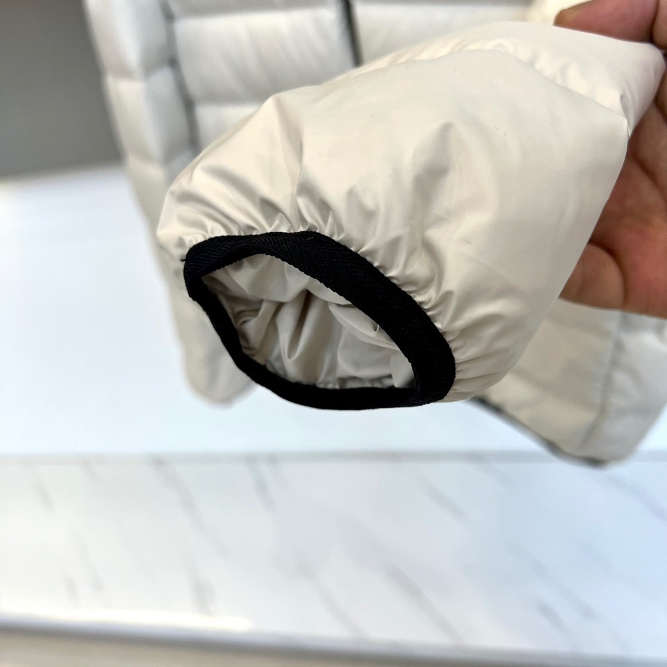 Mon蒙口、2025秋冬羽绒服，款式采用经典的连帽廓形，蓬松饱满的绗缝线条勾勒出立体的建筑感轮廓，有效锁