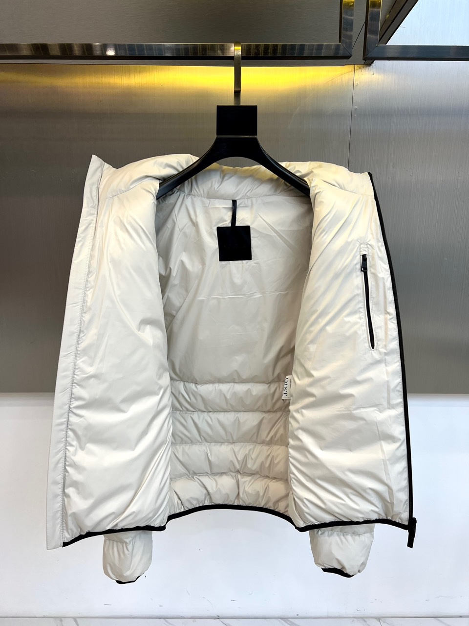 Mon蒙口、2025秋冬羽绒服，款式采用经典的连帽廓形，蓬松饱满的绗缝线条勾勒出立体的建筑感轮廓，有效锁