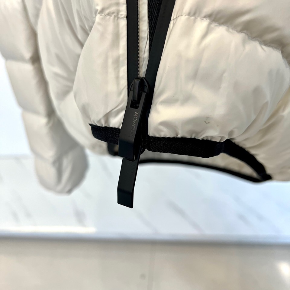 Mon蒙口、2025秋冬羽绒服，款式采用经典的连帽廓形，蓬松饱满的绗缝线条勾勒出立体的建筑感轮廓，有效锁