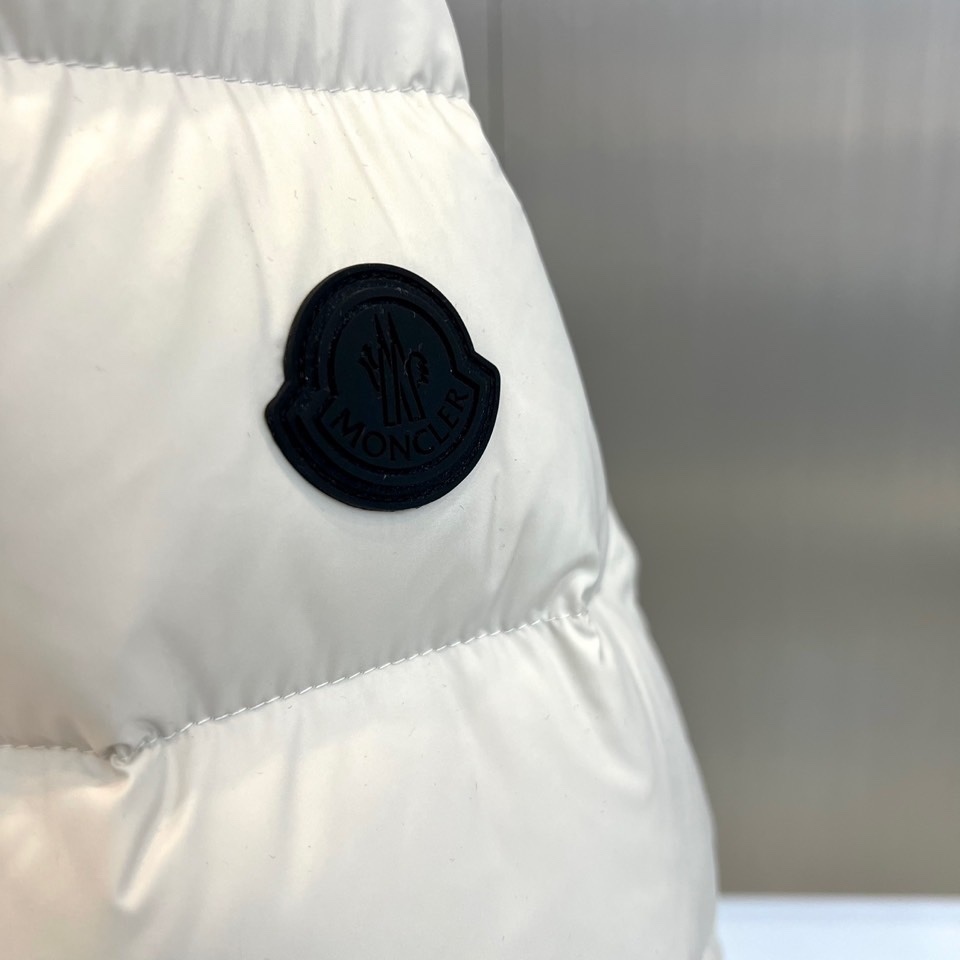 Mon蒙口、2025秋冬羽绒服，款式采用经典的连帽廓形，蓬松饱满的绗缝线条勾勒出立体的建筑感轮廓，有效锁