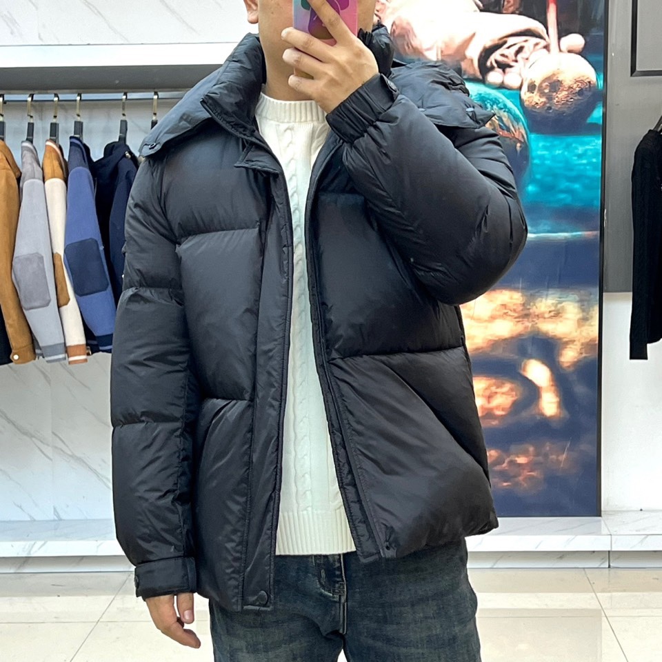 Prad普拉达、2025秋冬黑色羽绒服，以标志性设计语言重塑冬日温暖。款式采用宽松休闲的连帽廓形，帽檐配