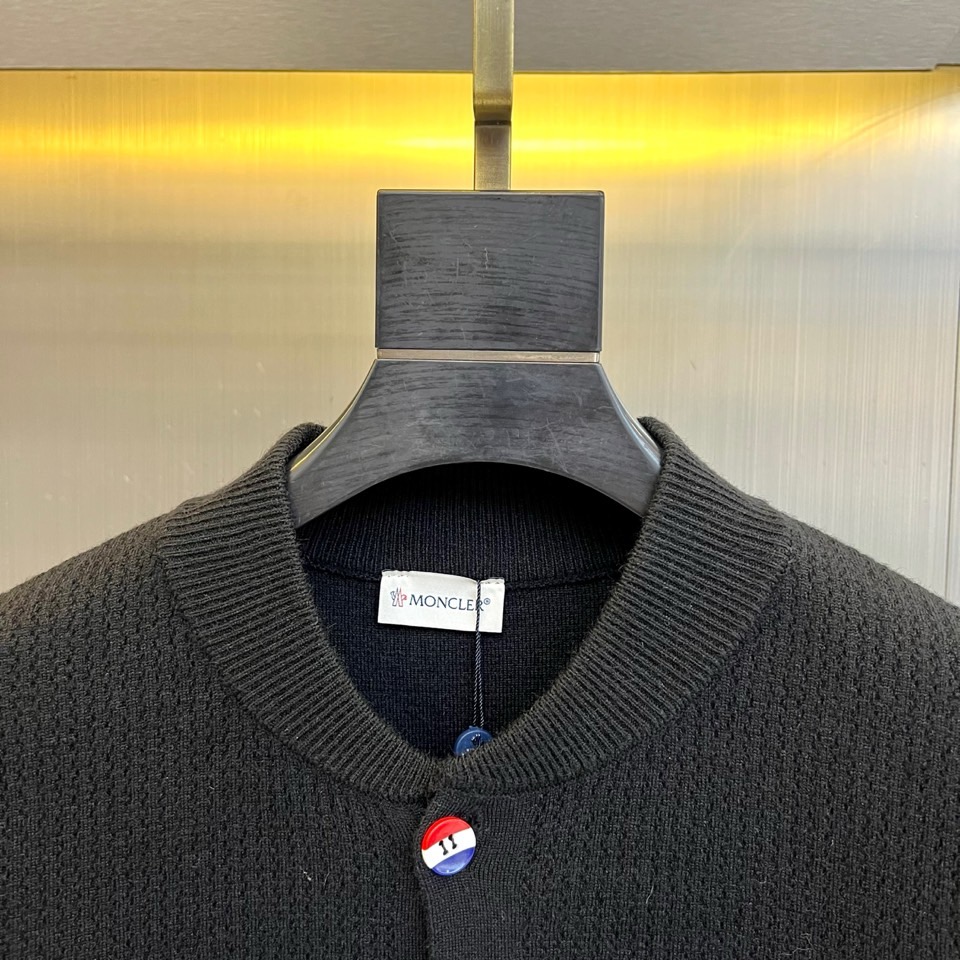 蒙口、2025秋冬新品以经典灰色针织开衫诠释休闲奢雅。标志性的棒球领设计，兼具利落与活力。前襟整齐排列的