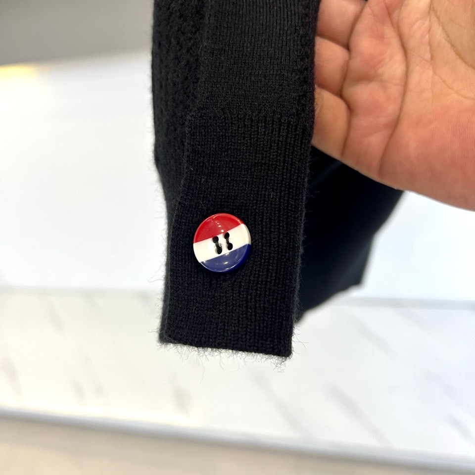 蒙口、2025秋冬新品以经典灰色针织开衫诠释休闲奢雅。标志性的棒球领设计，兼具利落与活力。前襟整齐排列的