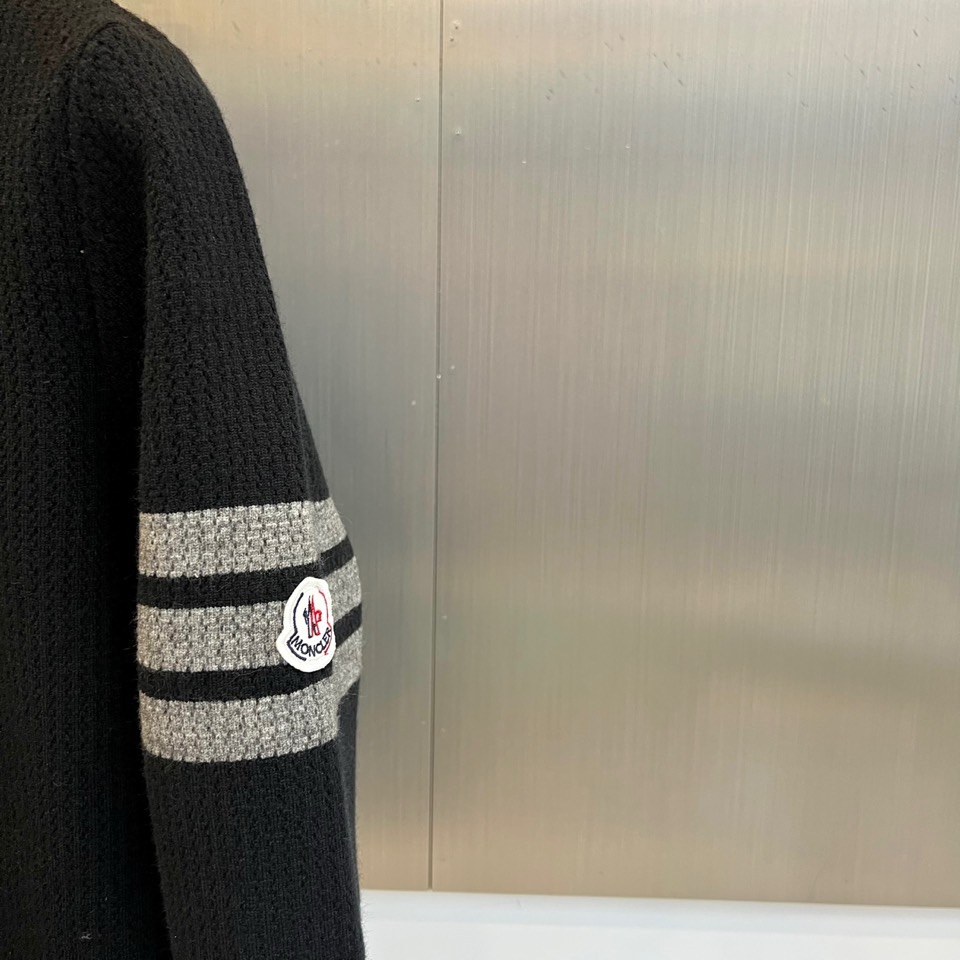 蒙口、2025秋冬新品以经典灰色针织开衫诠释休闲奢雅。标志性的棒球领设计，兼具利落与活力。前襟整齐排列的