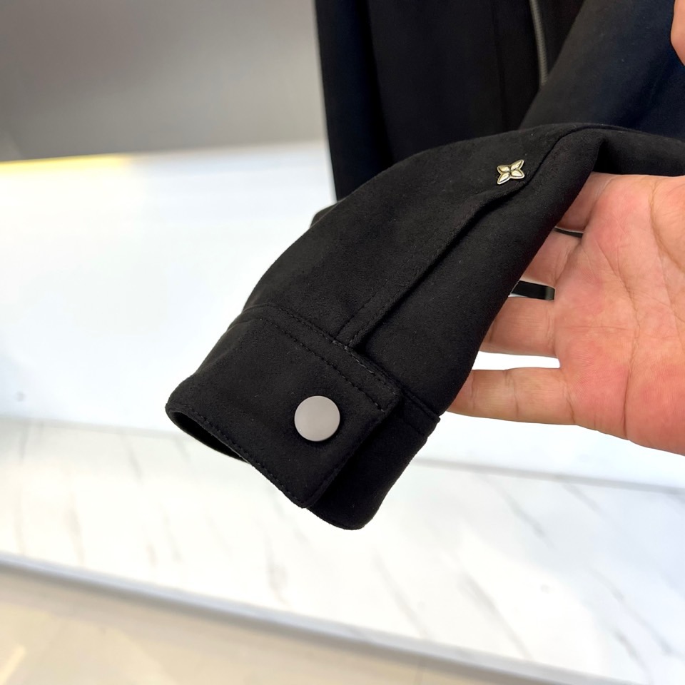 1v威登、2025秋冬新品翻领商务休闲夹克，以现代简约设计诠释经典奢华。采用拉链开合设计，搭配利落翻领造