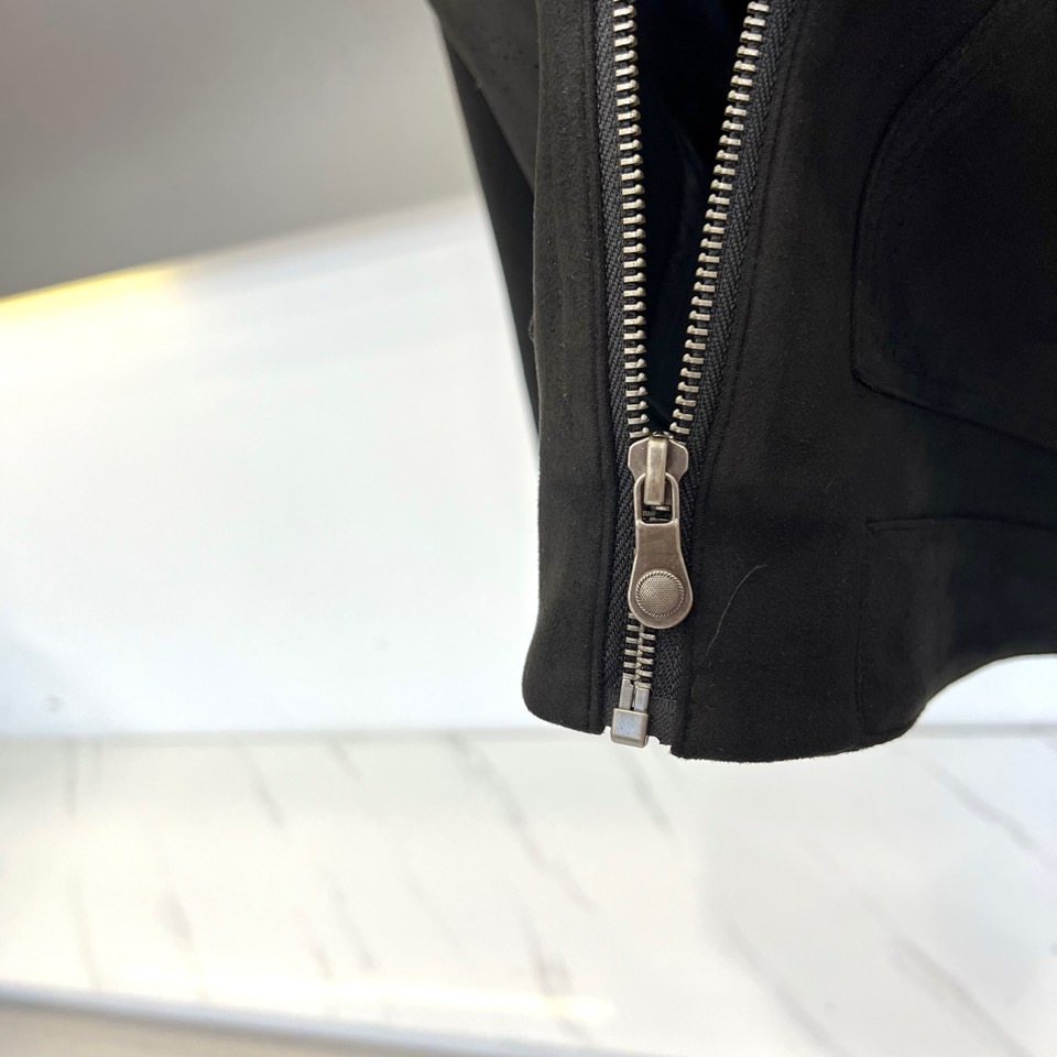 1v威登、2025秋冬新品翻领商务休闲夹克，以现代简约设计诠释经典奢华。采用拉链开合设计，搭配利落翻领造