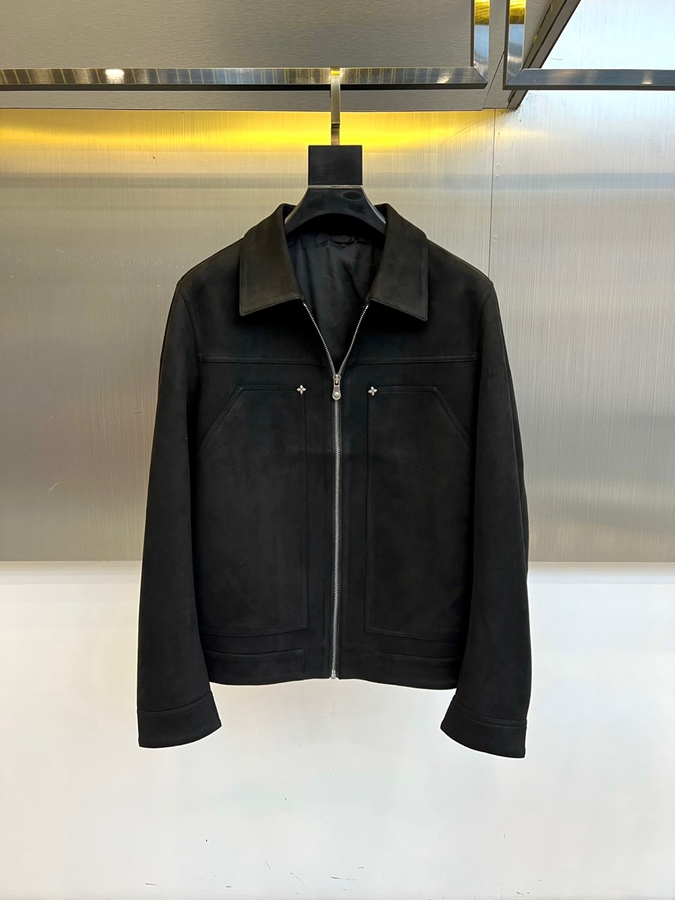 1v威登、2025秋冬新品翻领商务休闲夹克，以现代简约设计诠释经典奢华。采用拉链开合设计，搭配利落翻领造