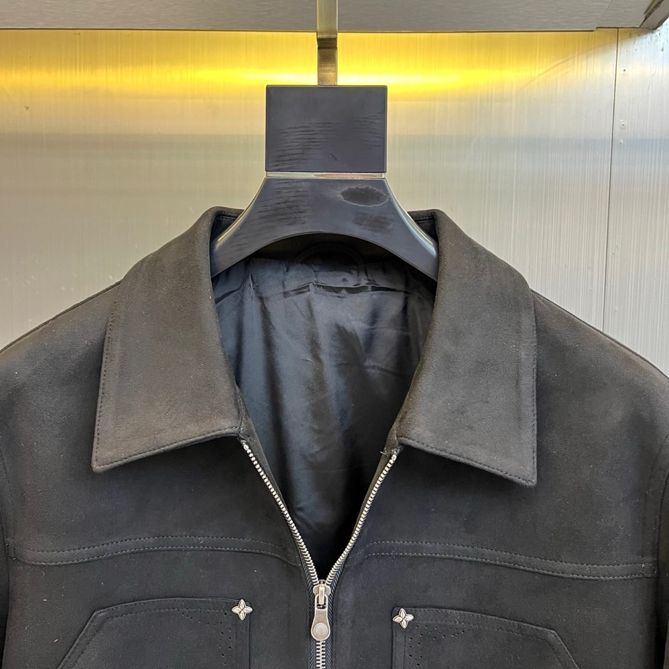 1v威登、2025秋冬新品翻领商务休闲夹克，以现代简约设计诠释经典奢华。采用拉链开合设计，搭配利落翻领造