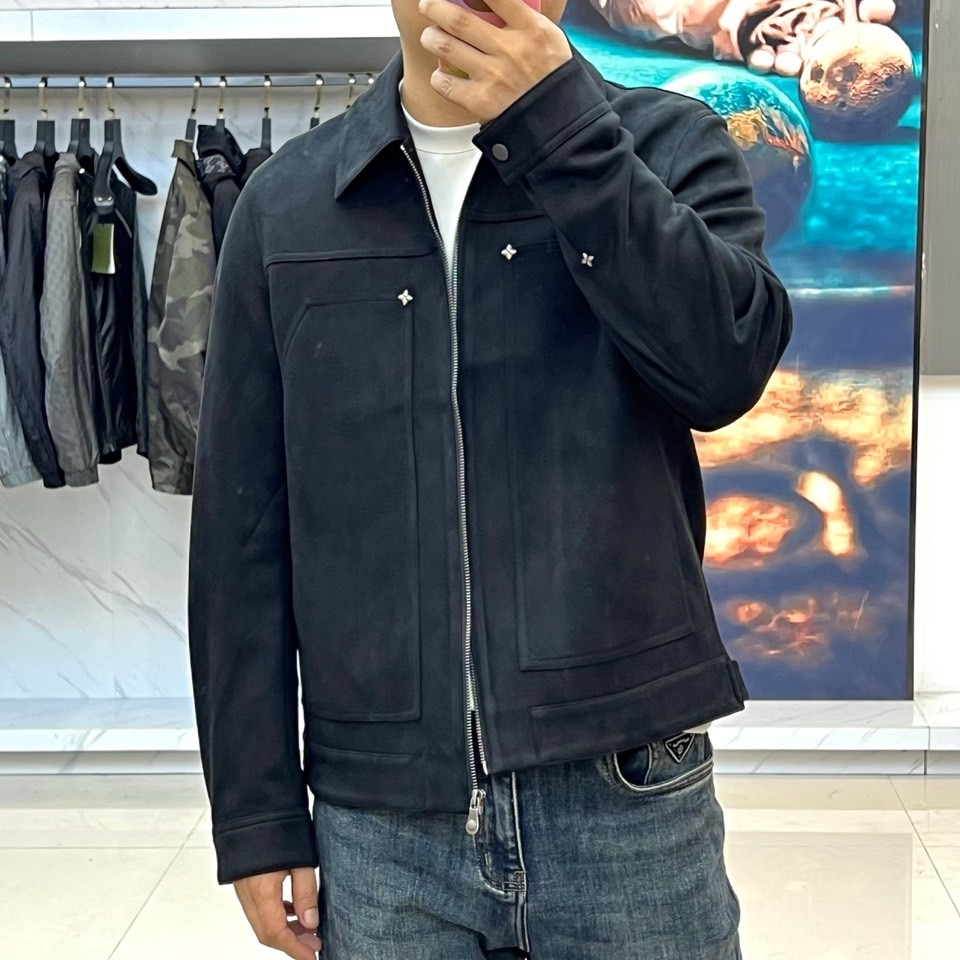 1v威登、2025秋冬新品翻领商务休闲夹克，以现代简约设计诠释经典奢华。采用拉链开合设计，搭配利落翻领造