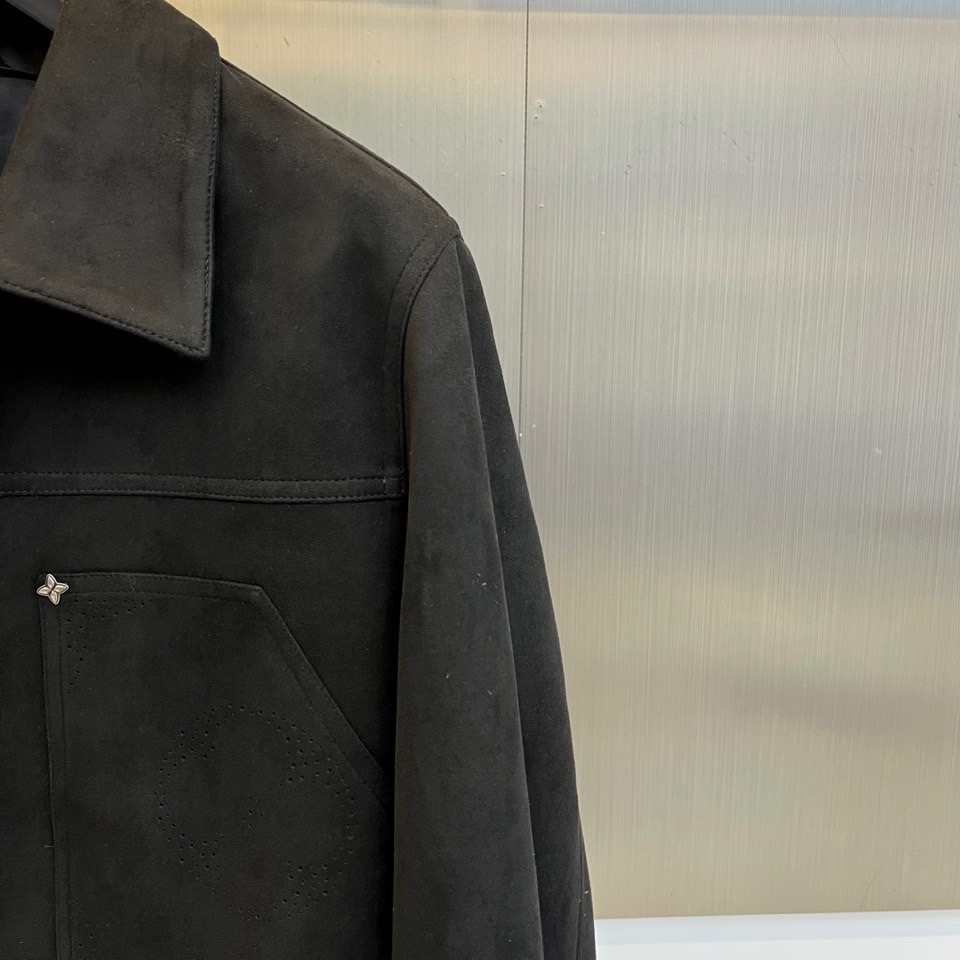 1v威登、2025秋冬新品翻领商务休闲夹克，以现代简约设计诠释经典奢华。采用拉链开合设计，搭配利落翻领造