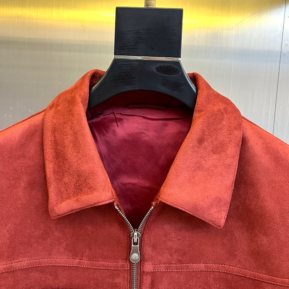 1v威登、2025秋冬新品翻领商务休闲夹克，以现代简约设计诠释经典奢华。采用拉链开合设计，搭配利落翻领造