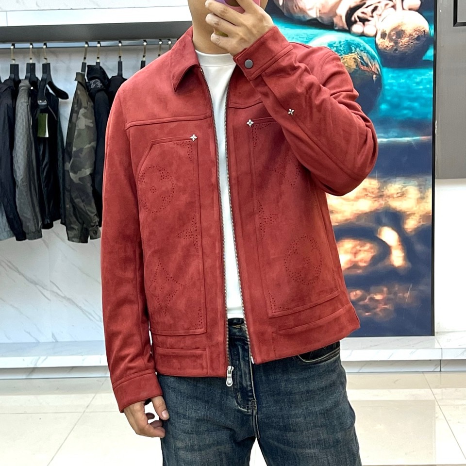 1v威登、2025秋冬新品翻领商务休闲夹克，以现代简约设计诠释经典奢华。采用拉链开合设计，搭配利落翻领造