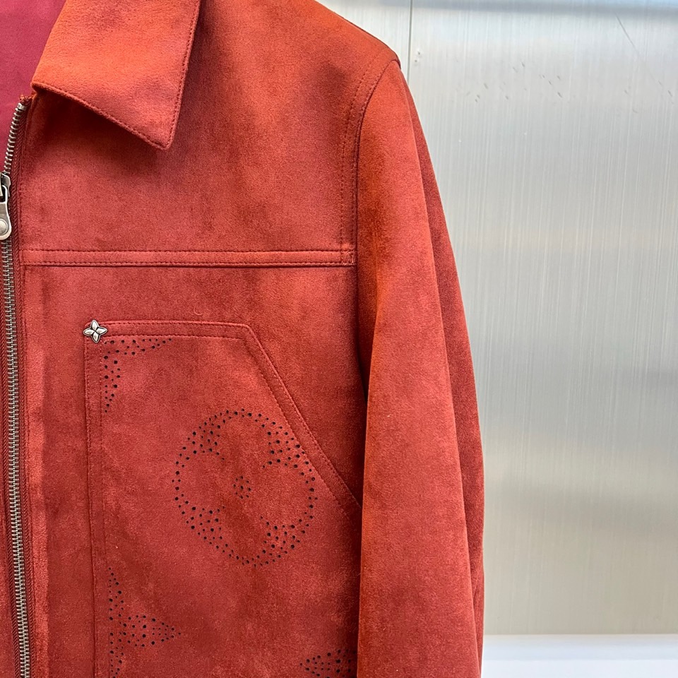 1v威登、2025秋冬新品翻领商务休闲夹克，以现代简约设计诠释经典奢华。采用拉链开合设计，搭配利落翻领造