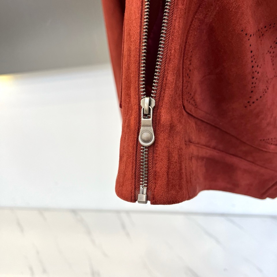 1v威登、2025秋冬新品翻领商务休闲夹克，以现代简约设计诠释经典奢华。采用拉链开合设计，搭配利落翻领造